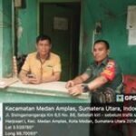Babinsa Koramil 0201-08/MA Serda Ahmad Hasibuan Komsos Dengan Salah Satu Pengelola Loket Bus PMH