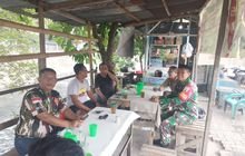 Babinsa Serda Setiawan Kelurahan PBDII Komsos Bersama Tokoh Masyarakat