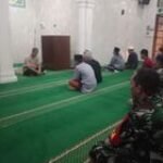Babinsa Koramil 0201-05/MB Serka Naris Eko & Sertu M Maksum Sholat Subuh Berjamaah Masjid Jami