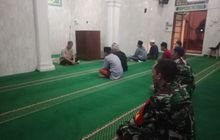 Babinsa Koramil 0201-05/MB Serka Naris Eko & Sertu M Maksum Sholat Subuh Berjamaah Masjid Jami