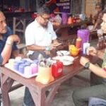 Kemanunggalan TNI-Rakyat, Babinsa Koramil 0201-08/MA Serda Tirto Sapa Warga Binaan Di Sebuah Warung