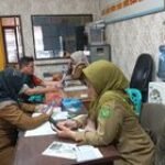 Bina Sinergitas, Babinsa Serda Rudi Darmansah Komsos Dengan Staf Kelurahan