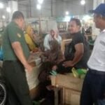 Babinsa Koramil 0201-08/MA Sertu Edi Sumarno Komsos Dengan Para Pedagang Di Pasar Tradisional