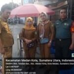 Babinsa Koramil 04/MK Sertu Sutiono dan Kepling Kelurahan Teladan Barat Giat Posko PK5 di Jl Gedung Arca