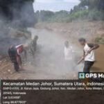 Babinsa Koramil 0201-08/MA Sertu Edy Syahputra Pantau Pengerjaan Normalisasi Sungai Deli Sektor 4