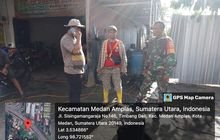 Sapa Warga Di Pinggir Jalan, Upaya Babinsa Koramil 0201-08/MA Sertu Khairudin Serap Informasi