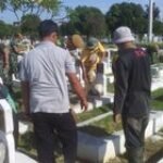 Babinsa Kelurahan Pasar Merah Barat,Bersama Personil Yon Arhanud Karya Bhakti Di Taman Makam Pahlawan