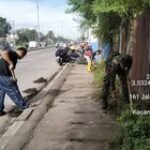 Babinsa Koramil 0201-08/MA Bersama Jajaran Kelurahan & Warga Gotong Royong Bersihkan Bahu Jalan Raya