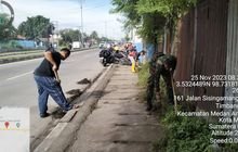 Babinsa Koramil 0201-08/MA Bersama Jajaran Kelurahan & Warga Gotong Royong Bersihkan Bahu Jalan Raya