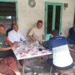 Berbaur Main Catur, Babinsa Koramil 0201-05/MB Sertu Ach Taufik Dekatkan Diri Warga di Warung 'Bang Iwan'
