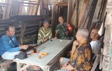 Babinsa Dedi Susanto Bersama Kepling Laksanakan Komsos Tingkatkan Kamtibmas