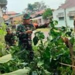 Cegah Banjir Babinsa Ajak Warga Bersihkan Bantaran Sungai