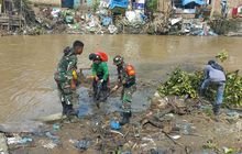 Babinsa Koramill 0201-05/MB Serma Danial Saputra Gotong Royong Peduli Sungai Deli Sektor IV