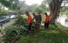Babinsa Sertu H Sumardi Bersama Warga Gotong Royong Bersihkan Sungai Deli