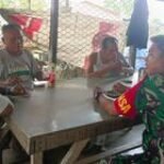 Babinsa Serda Adolf Simanjuntak Komsos Bersama Warga Warkop Sinulingga