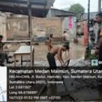 Babinsa Kelurahan Aur Bergotong Royong Bantu Warga Bersihkan Sisa Lumpur Banjir