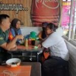 Perankan Sikap Teritorial, Babinsa Koramil 0201-08/MA Serda M.Zalukhu Sapa Waga Di Sebuah Warung