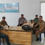 Babinsa Koramil 0201-13/PST Serma Prawika Komsos Kantor Desa Amplas Bersama Para Kadus