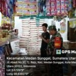 Sambangi Grosir Sembako, Babinsa Pelda I Simatupang Cek Harga Sembako Sambut Natal & Tahun Baru 20024
