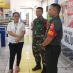 Jaga Sinergitas, Babinsa Serka Mangunsong Komsos Bersama Petugas Swalayan