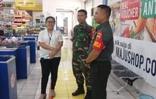 Jaga Sinergitas, Babinsa Serka Mangunsong Komsos Bersama Petugas Swalayan