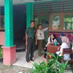 Berkunjung Ke Salah Satu Sekolah SD, Babinsa Koramil 0201-08/MA Sempatkan Komsos Bersama Para Guru