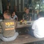 Babinsa Koramil 0201-08/MA Serka S.Sitopu Komsos Bersama Warga Di Sebuah Warung Di Wilayah Binaan