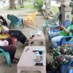 Babinsa Sertu Tri Sansongko Laksanakan Komsos Dengan Perangkat Desa & Warga