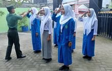 Babinsa Koramil 0201-10/MM Serda Erwin Bimbing Siswi PKL Tentang Kedisiplinan