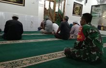 Babinsa Koramil 0201-10/MM Serma Irzal Susanto & Sertu Trisno Abadi Laksanakan Sholat Subuh Berjamaah