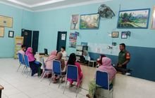 Babinsa Sertu Surianto Komsos Bersama Kaur Pemerintah & Masyarakat Desa Hamparan Perak