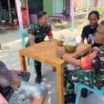 Tingkatkan Kemanunggalan TNI-RAKYAT, Babinsa Koramil 07/MT Komsos di Doorsmeer