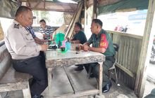 Jalin Silaturahmi, Babinsa Sertu Kasno Zeki & Bhabinkamtibmas Komsos Dengan Kepling