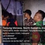 Babinsa Koramil 0201-16/TM Serda Ervan Syahputra Bantu Warga Padamkan Api Kebakaran Rumah Warga
