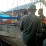 Babinsa Koramil 0201-12 HP Sertu Achyaris Berkomunikasi Serta Membantu Nelayan Lokal dalam Perbaikan Kapal