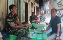 Babinsa Serma Imansyah Komsos Bersama Warga Karang Berombak