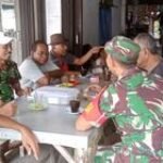 Babinsa Deli Tua Barat Sertu Sumpeno Wijaya Komsos Dengan Warga Kedai Kopi Bapak Kabul