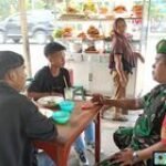 Jalin Silaturahmi, Babinsa Komsos Bersama Warga Binaan Warung Bu Lela