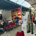 Babinsa Koramil 0201-10/MM Sertu Erwinsyah Monitoring Rapat Pleno Rekap Pemilu 2024 Medan Labuhan