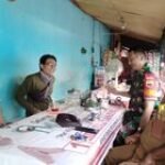 Babinsa Koramil 0201-01/MP Sertu Idrus Farchan Komsos Bersama Masyarakat Jalan Pabrik Padi Kelurahan Sei Putih Timur-1