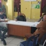 Babinsa Koramil 0201-08/MA Bersama Tiga Pilar Kelurahan Berdiskusi Di Kantor Lurah