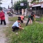 Babinsa Kelurahan Sei Putih Bersihkan Lingkungan Bersama Kepling & Warga Wilayah Binaan