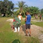 Babinsa Koramil 0201-16/TM & Aparatur Desa Bersama Gotong Royong Timbun Lapangan Bola Yang Berlobang