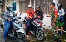 Babinsa Koramil 0201-01/MP Serda Wahyudi Ingatkan Pengendara Sepeda Motor Agar Patuh Lalu Lintas