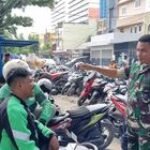 Babinsa Koramil 0201-01/MP Serma Zulkifli Piliang Komsos Bersama Abang Ojol