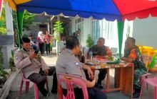 Babinsa Koramil 0201-04/MK Bersama Personil Polsek Medan Kota Monitor Penghitungan Surat Suara Pemilu Kantor Camat