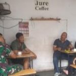 Komsos Babinsa Serda Jonveri Sijabat Bersama Warga Binaan Jalan Jamin Ginting Gang Gereja Medan Selayang