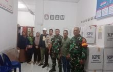 Babinsa Serma Riyanto dan Bhabinkamtibmas Pantau Kedatangan Logistik Pemilu 2024 di Wilayah Binaan