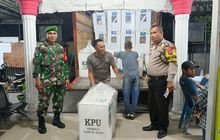 Babinsa dan Bhabinkamtibmas Pantau Kedatangan Logistik Pemilu 2024 di Kelurahan Titipapan Medan Deli