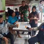 Babinsa Koramil 0201-01/MP Serma Isman Nuriadi Komsos dengan Warga Kelurahan Sei Putih Timur II